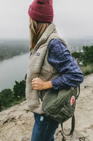 Wander Outfit Viele Tipps Und Passende Looks Fur Jede Saison In 2020 Wanderkleidung Frauen Wander Outfit Wanderkleidung