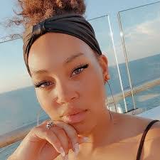 Amanda Larocca's Instagram, Twitter & Facebook