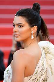 4 5 Yaratici Topuzlar Kendall Jenner Kisa Saclardaki Yaraticiligini Uyguladigi Topuz Modellerinde Gosteriyo Sac Stilleri Uzun Sac Orta Uzunlukta Sac Stilleri