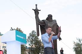 Картинки по запросу Фото с площади Екатеринбурга с Навальным