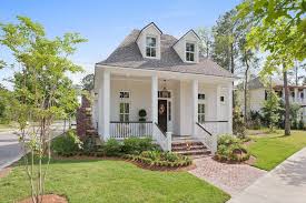 Some valley residents use the french term coude (elbow) instead of the english shipís knee. the construction of maine acadian houses changed as the 19th century progressed. Acadian Style House Design Description Floor Plans And Tips