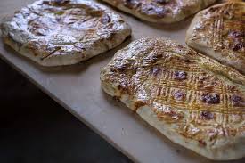 Distribuite uno strato di purè sul fondo di ogni. La Torta Di Patate Emiliana Cotta Nel Forno A Legna Scatti Fotografici