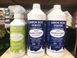 De sauvage zwarte zeep is verrijkt met houtskoolpoeder van natuurlijke oorsprong met zuiverende eigenschappen en reinigt de huid diepgaand zonder deze uit te drogen. Zwarte Zeep Of Savon Noir Van Marius Fabre