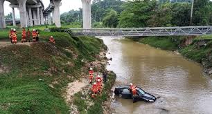 Maybe you would like to learn more about one of these? Orang Ramai Cemas Kereta Dibiarkan Hidup Lampu Menyala Dalam Sungai Utusan Digital