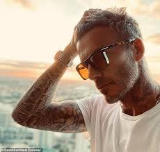 One of the best things about david beckham is that he keeps experimenting which gives us all the more reasons to love him. David Beckham Models Shades From His Spring Summer 2021 Eyewear Collection Aktuelle Boulevard Nachrichten Und Fotogalerien Zu Stars Sternchen