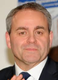 Avant d'officialiser avec cette conseillère municipale de 22 ans sa cadette, qu'il a épousée en 2018, l'élu avait déjà été marié. Xavier Bertrand Wikipedia