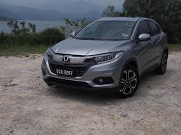The 5 seater crossover car has 185 mm ground clearance, 2610 mm wheel base and has a fuel tank. Honda Hr V Hybrid Refined Drive And Impressive Fuel Sipper Carsifu