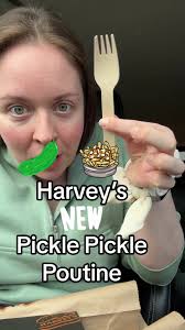 FOOD REVIEW: PICKLE PICKLE POUTINE #harveys #harveyscanada #poutine  #picklepicklepoutine #friedpickle #foodreview #canadianfood