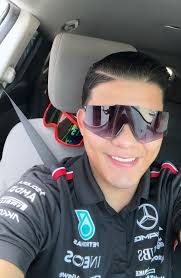 Negro solo en persona😘