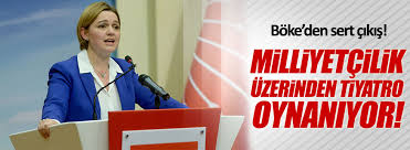 Kuşkusuz sinema ve dizi oyunculuğunda başarılı rollerin usta ismi…1955 senesinde bir filmde bu süre zarfında tekrar bir erkek çocuğuna sahip oldu ve 1970 senesinde kayhan yılmaz dünyaya geldi. Boke Milliyetcilik Uzerinden Tiyatro Oynaniyor
