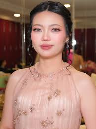 Tante Devi💗 In frame @devi.noor Makeup & hijabdo @byviramardha . . . Info  pricelist langsung hub WA admin 0895325799466 atau klik link di bio ya . .  #makeupwisuda #makeuplamaran #makeuptunangan #makeupbridesmaid #boldmakeup #