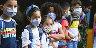 Dès l'âge de 6 ans, le port du masque est obligatoire à l'école le port du masque reste obligatoire dans les espaces fermés et en extérieur pour les adultes il existe en plusieurs tailles : Guadeloupe Des Parents D Eleves Manifestent Contre Le Port Du Masque Des 6 Ans
