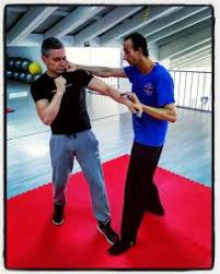 Il realtà il jeet kune do ideato da bruce lee e derivato dal kung fu cinese è l'arte marziale più efficiente che esista:è stata il precursore dell'mma ma in questo caso viene utilizzata per scopi ludici,sportivi ed esaltandone solo il lato violent. Arte Marziale Italiana Il Pugilatore Legionario Dall Antica Roma A Oggi