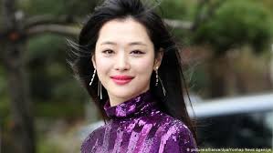 Okay, to start, blackpink isn't the most successful kpop group in south korea,. South Korea Mourns Untimely Death Of K Pop Star Sulli News Dw 14 10 2019