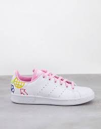 Der riemen ist mit weichem textil gefüttert und das vorgeformte fußbett mit dem zitat out loud sorgt für lang anhaltenden komfort und einen adidas damen schuhe sneaker nite jogger outlet verkauf. Sneaker Im Sale Damenbekleidung Asos