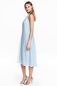 El cuello y los puños con forma volante, en plumeti blanco, presentan lazo tricolor de adorno y madroño con perla, respectivamente. 10 Ideas De Vestidos Azules Cortos Y Largos De Fiesta 2020 Blogmujeres Com