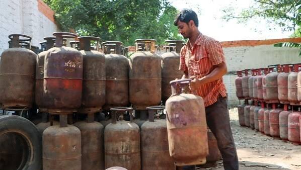 LPG Price today 2 May: कमर्शियल LPG के बाद क्या घरेलू गैस भी हुई महंगी? देखें दिल्ली से चेन्नई तक आज के रेट | Mint