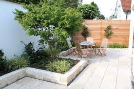 Small Town Garden With An Acer Palmate As Central Focal Point A A Low Travertin Wall Garten Design Ummauerter Garten Garten
