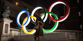 Durante la cerimonia è stata svelata un'anteprima di quella che dovrebbe essere la futura grafica coordinata dei giochi a ben vedere, dunque, il logo delle prossime olimpiadi giapponesi rappresenta un deciso ritorno al tradizionale utilizzo dell'iconico disco rosso. Le Olimpiadi Di Tokyo 2020 Rischiano Di Essere Cancellate