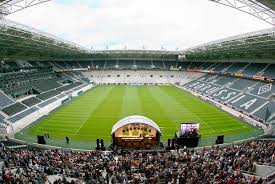 Voller stolz sind wir namensgeber der heimspieltätte des bvb und partner von borussia dortmund. Borussia Park In Monchengladbach Balle Statt Baracken Fussball Badische Zeitung