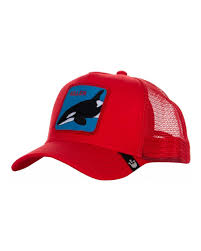 Linda chica morena de pie con las mejillas sopladas en el estudio. Gorra Roja Delfin Goorin Bros Talla U Talla Unica