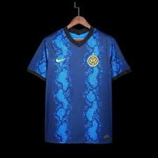 The shirt has a simple design with red details and a cream color that recalls the golden shades of the last decade's jerseys worn by both players and goalkeepers. Milan Trikot Gunstig Kaufen Ebay