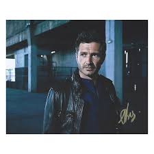 C'est un écorché vif, un type intègre, avec un passif assez compliqué et une famille qui baigne dans l'univers de la justice. Alexandre Varga Autograph