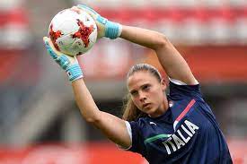 Laura giuliani sta facendo un'ottima figura ai mondiali femminili che si stanno svolgendo in francia. Laura Giuliani Chi E Eta Carriera Del Portiere Della Nazionale Femminile