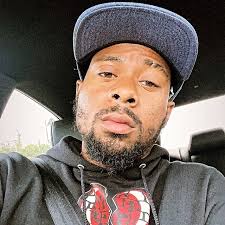 Reginald Paris (@_youngparis_)