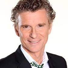 Denis brogniart is a french sport journalist and television host. Denis Brogniart Nachrichten Videos Audios Und Fotos Mediamass
