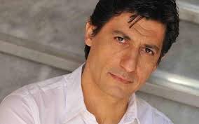 Anche sui social, instagram e facebook, non ci sono riferimenti che permettano di approfondire gli aspetti che. Emilio Solfrizzi Domani A Torremaggiore Con Lo Spettacolo A Testa In Giu Foggia Reporter