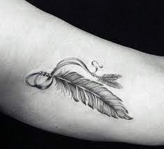 A bird's feathers represents more than just gaudy plumage. Trois Plumes Plumes Trois Plumes Trois Foot Tattoos Feather Tattoo Design Tattoos