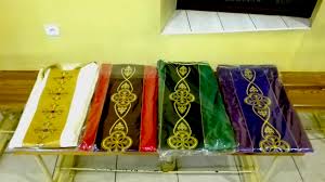 Niewiele możemy zrobić, aby wesprzeć ich w tak trudnych chwilach, ale możemy. Poswiecenie Nowych Ornatow Parafia Aktualnosci Parafia P W Trojcy Swietej