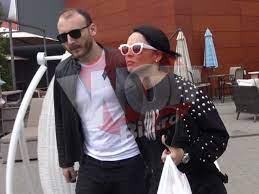 Adrian brâncoveanu este cu 10 ani mai tânăr decât andreea marin, dar bărbatul, care este diplomat de carieră. Iubitul Andreei Marin A SÄƒrÄƒcit De Cand E Cu Vedeta Wowbiz