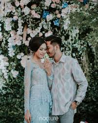 Tunangan yang inspiratif tgl 5 mei 2018 hari pertunangan saya dengan mantan pacar yang kini telah menjadi. 12 Inspirasi Kebaya Couple Buat Tunangan Serasi Memesona