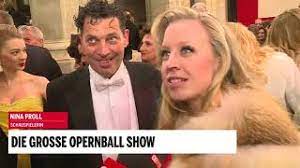 Besondere unterhaltungskünste zeigte die schauspielerin und sängerin nämlich noch am späteren abend im zum schwarzen kameel. Opernball Interview Mit Nina Proll Youtube