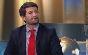 André ventura, consultor de grandes empresas financeiras, deputado e candidato à presidência da república teima em dividir os portugueses entre bandidos e pessoas de bem. Andre Ventura Entrega 4 Âª Feira Assinaturas No Tc Para Formalizar Novo Partido Chega Politica Jornal De Negocios