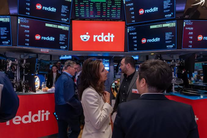 Reddit to the Moon Won't Launch an IPO Boom - Bloomberg