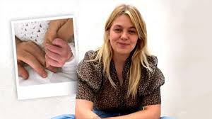 View allall photos tagged louane. Louane Est Devenue Maman Et Devoile Pour La Premiere Fois Un Cliche De Sa Fille Magnifique
