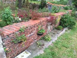 Alte Ziegel Mauern Im Garten Von Unseren Redaktionsteams Von Trockenmauer Aus Den Alten Ziegeln Nach Einem Jahr Au In 2020 Garden Tiles Dry Stone Wall Pallets Garden