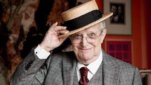Jiří suchý se narodil v roce 1931 a do roku 1936 žil v klatovech, od roku 1936 žije v praze.ve filmu se poprvé objevil v roce 1944, kdy jako kompars hrál jednoho z vystupujících z tramvaje ve filmu sobota. Ja Uz Jsem Takovej Vysvetluje Jiri Suchy Proc S Zivotem Lehce Dovede Se Prat Ct24 Ceska Televize