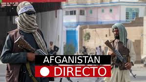 Miles de afganos intentan escapar del país a medida que los talibanes ganan poder en más distritos. J85abh6flxntnm