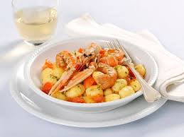 Prendiamo una ciotola e mettiamo la parte di scarto che ci servirà in un futuro e andiamo a tagliare a dadini il nostro pane che ci servirà per la ricetta dello strangola prete e vedete bene la dimensione che dev'essere di un centimetro circa io mi son portato un po' avanti e aggiungo quelli che ho tagliato in precedenza. Strangolapreti Ricetta Tradizionale