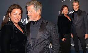 Now empty nesters, james bond star pierce brosnan and wife keely shaye smith have put their malibu mansion on the market for a cool $100 million, according to. Golden Globes 2020 Pierce Brosnan 66 Looks Sharp As He Gazes At Busty Wife Keely Shaye Smith 56 Daily Mail Online