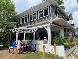 We had a wonderful meal out on the garden patio situated in downtown edgartown, détente is a charming restaurant and bar that serves seasonal, creative dishes. Martha S Vineyard City Guide August 2020 Shades Of Pinck