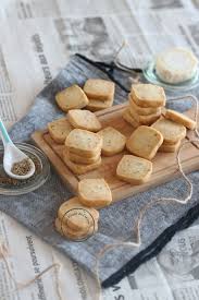 Biscuits Aperitifs Chevre Sarriette Comme Ceux De Michel Et Augustin Une Pincee De Cuisine Recette Biscuits Aperitifs Biscuits Aperitif