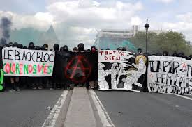 Les images du black bloc, où sont visibles des individus vêtus de noir en tête de cortège, défraient régulièrement les chroniques des médias et les ces actions sont largement médiatisées, diffusant à l'échelle mondiale l'existence de cette pratique, et les blacks blocs essaiment à travers la planète. Manifestation Du 1er Mai 2018 Qui Sont Les Black Blocs Jforum