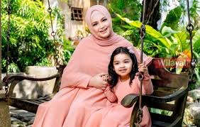 Dan ada yang unik di lagu terbaru dari sang diva kali ini bersamaan dengan kondisi tubuhnya. 25 Tahun Dalam Industri Siti Nurhaliza Muncul Dengan Album Kanak Kanak Wilayahku