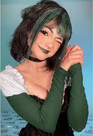 Gwen Wolf's Instagram, Twitter & Facebook