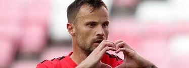 Haris seferović je švajcarski profesionalni fudbaler koji trenutno nastupa na poziciji napadača u portugalskom klubu benfika i reprezentaciji švajcarske. Seferovic Verpasst Titel Als Torschutzenkonig Trotz Doppelpack Haarscharf